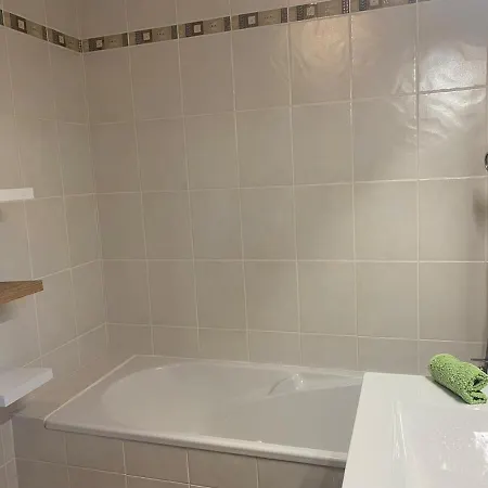 63, Belle Avec Piscine Privee Πανσιόν 4*
