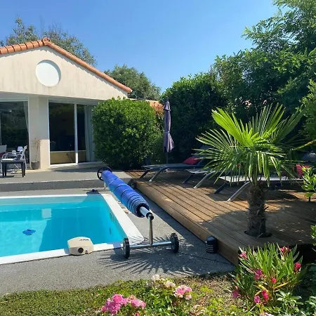63, Belle Avec Piscine Privee Πανσιόν